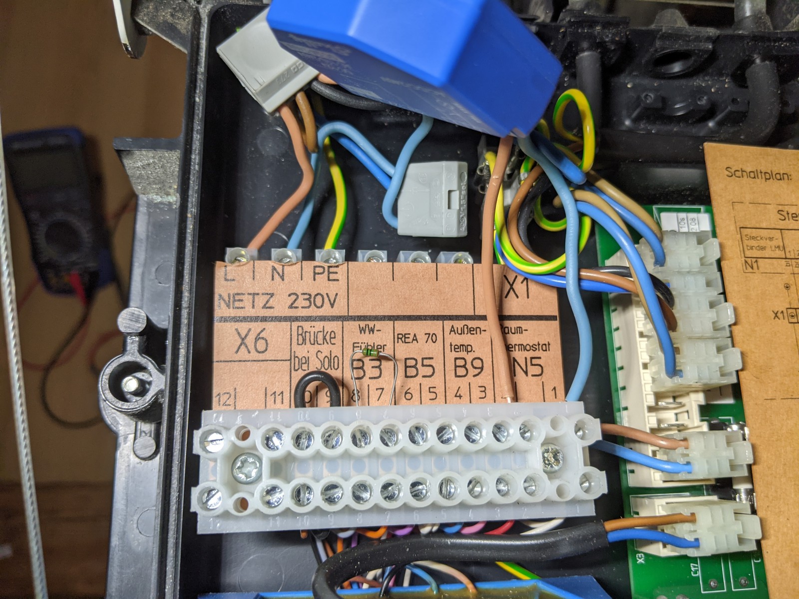 A Shelly 1Plus connected to 230V and to the N5 Port of the Boiler via the IO Ports.